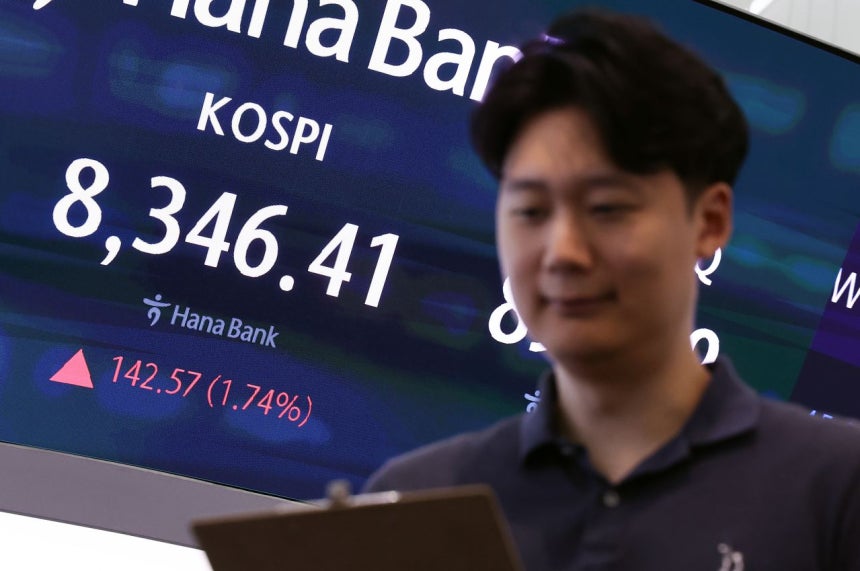24日午前ソウル中区のハナ銀行本店ディーリングルームの電光掲示板に総合株価指数が表示されている。 ［ニュース1］