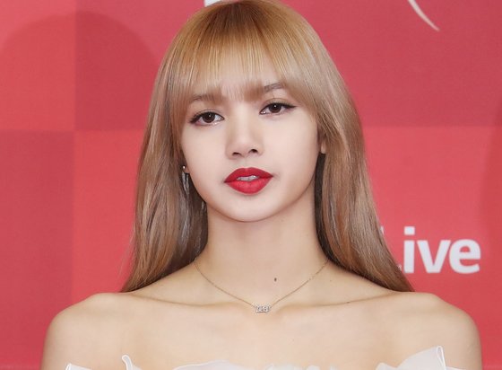 ガールズグループBLACKPINKのメンバー、リサ。［中央フォト］