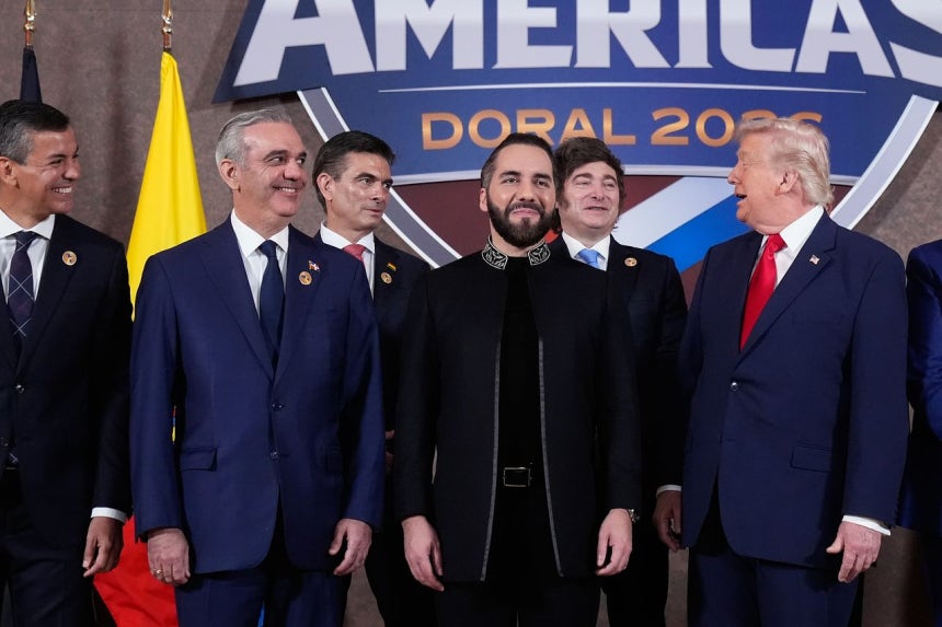 ドナルド・トランプ米大統領（右端）が3月7日（現地時間）、フロリダ州ドラルで開かれた「米州シールド首脳会議」で、パラグアイ、ドミニカ共和国、ボリビア、エルサルバドル、アルゼンチンの大統領らと記念撮影をしている。AP＝聯合ニュース