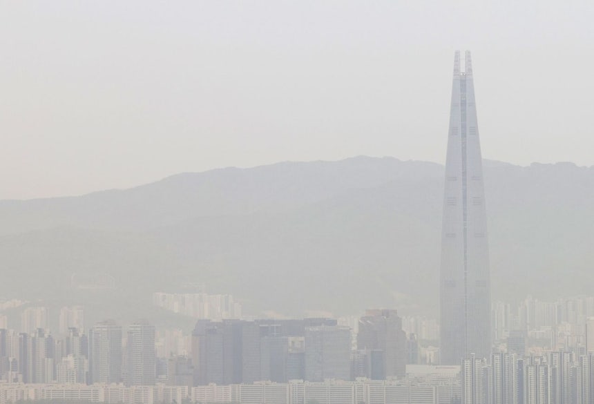  韓国ほぼ全土で黄砂の影響による粒子状物質濃度が高い水準を見せた4月22日午前、ソウル・南山から眺めたロッテタワーが霞んでいる。［写真 ニュース1］
