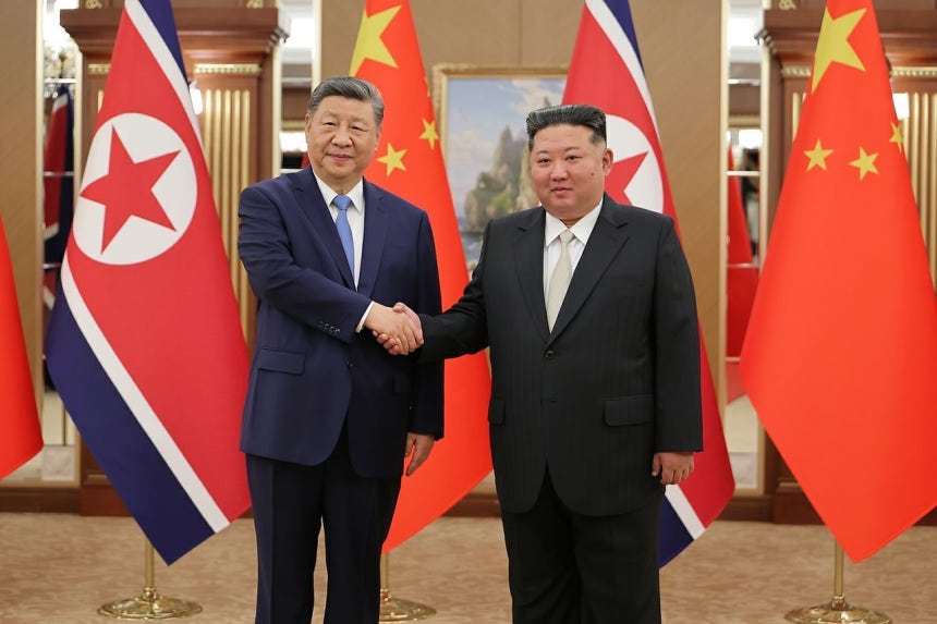 中国の習近平国家主席（左）と北朝鮮の金正恩（キム・ジョンウン）国務委員長。