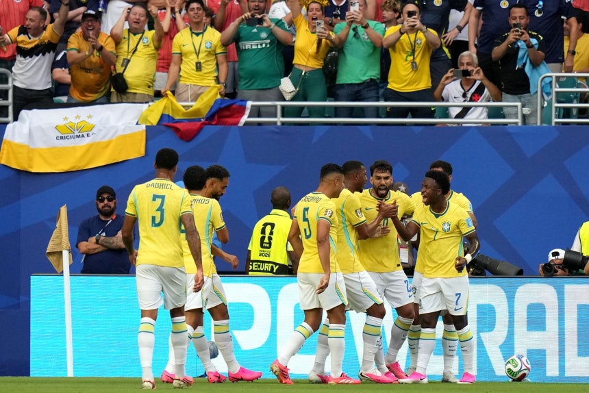 ヴィニシウスの先制ゴールに喜ぶブラジル代表の選手 ［AP＝聯合ニュース］