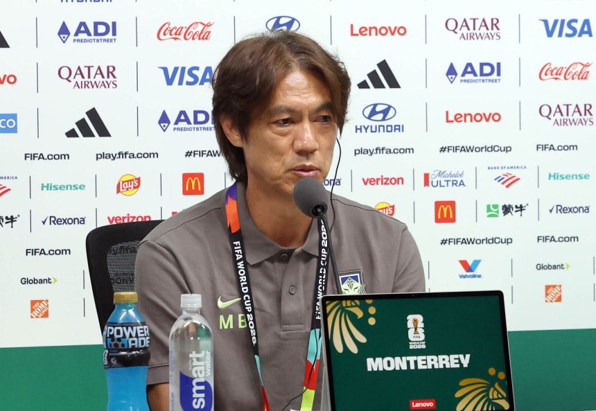北中米W杯の南アフリカ戦を翌日に控えた23日午後（現地時間）、メキシコのモンテレイ競技場で記者会見を行った洪明甫（ホン・ミョンボ）監督 カン・ジョンヒョン記者