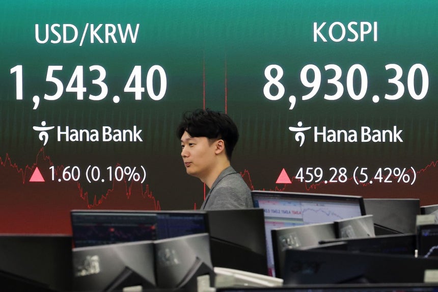 25日、韓国総合株価指数（KOSPI）が5％台の急騰で取引を終えた中、ソウル市中区（チュング）のハナ銀行本店ディーリングルームの電光掲示板に、KOSPI終値とウォン・ドル相場が表示されている。［ニュース1］