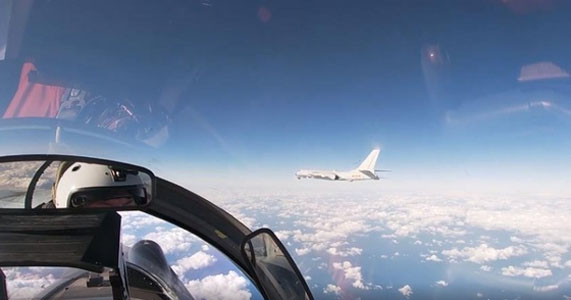 2022年5月にロシアと中国の軍用機がKADIZに進入したロシアの戦闘機が中国の爆撃機を護衛する姿。［写真 聯合ニュース］