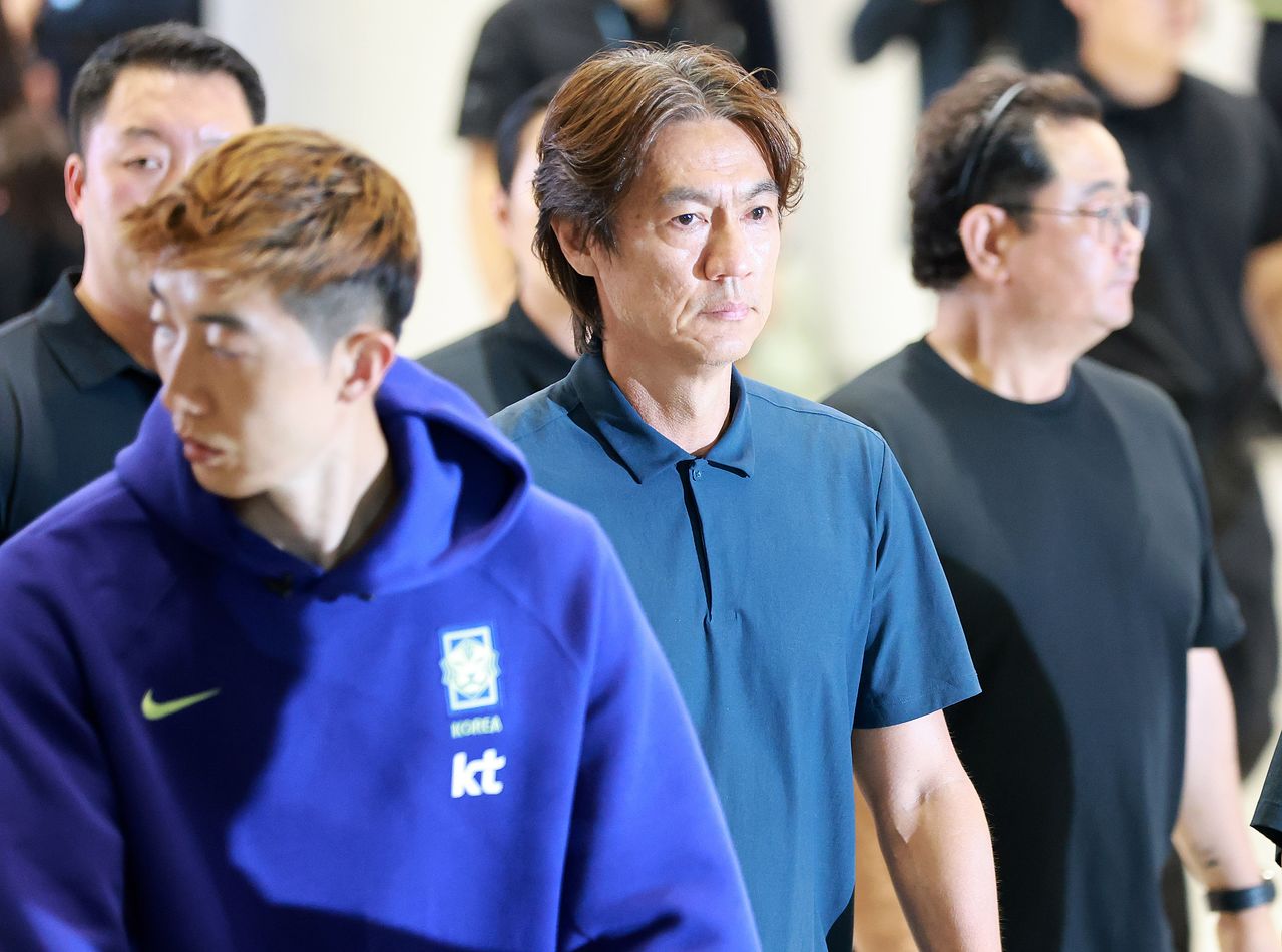 2026北中米W杯（W杯）1次リーグ敗退の責任を取って辞任した洪明甫（ホン・ミョンボ）監督が30日午前、仁川（インチョン）空港を通じて帰国した。 キム・ギョンロク記者