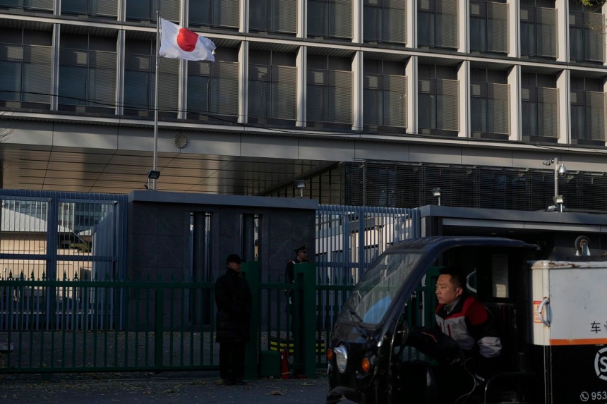北京の日本大使館前を宅配配達員が通り過ぎている。中国商務省は29日、日本の企業・団体40カ所を制裁リストに追加した。［写真 AP＝聯合ニュース］
