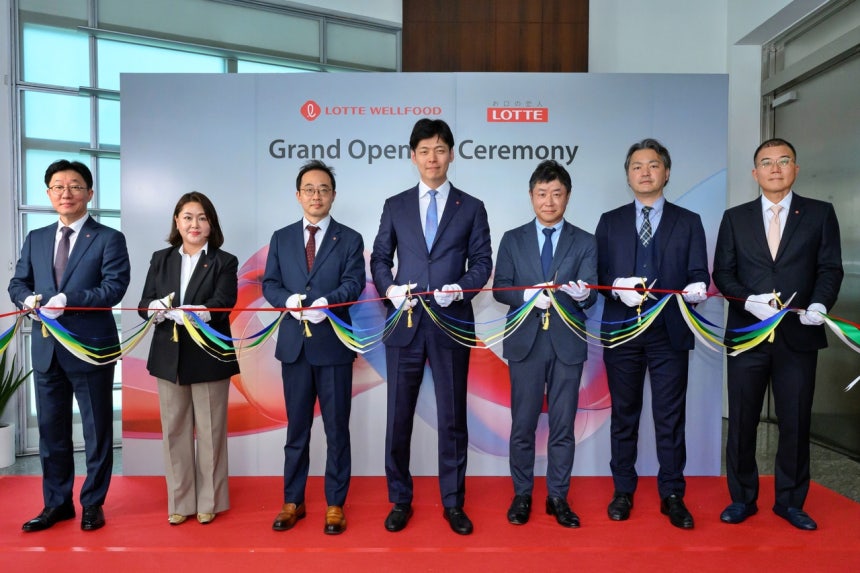 ロッテは7月初め、シンガポールで韓国と日本のロッテ食品会社による合弁会社を発足させる。写真は5月にシンガポール現地で行われた合弁会社の事務所開所式で記念撮影する、シンガポールJV代表のチン・ヨンドン氏（左から3人目から順に）、ロッテホールディングス未来成長室長のシン・ユヨル氏、日本ロッテ製菓グローバル本部長の石黒氏。［ロッテ提供］