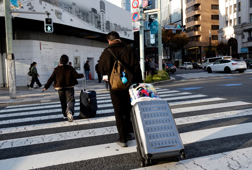 東京銀座でスーツケースを引く観光客 ［EPA＝聯合ニュース］