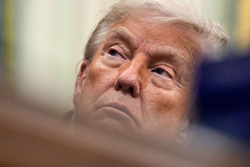 ドナルド・トランプ米大統領が26日（現地時間）、ホワイトハウスで行われた大統領令署名式の途中、記者団の質問に答えている。ロイター＝聯合ニュース