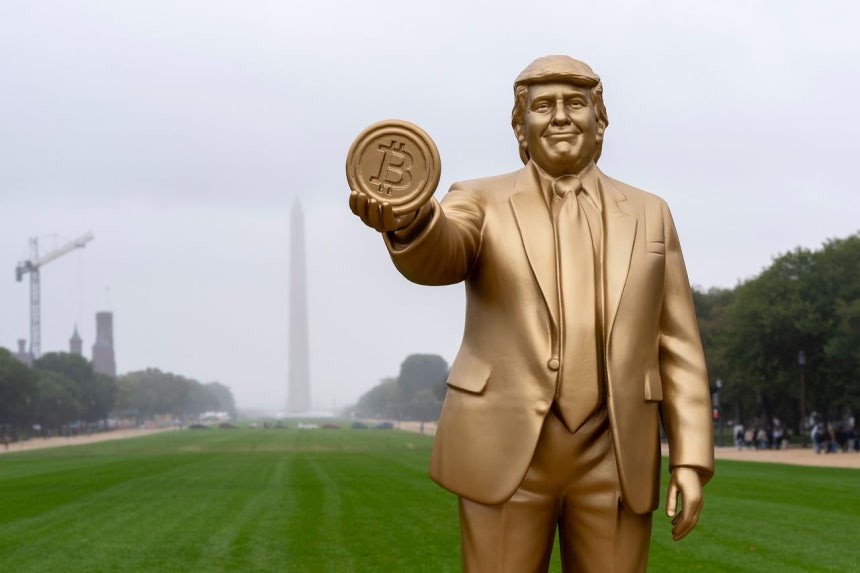 昨年9月15日、米ワシントンDCのナショナル・モールに設置された、ビットコインを手にしたドナルド・トランプ米大統領の像。AP＝聯合ニュース