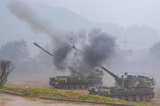 韓国軍当局が2日午後、西海北方限界線周辺で海上実射撃訓練を進めた。写真は昨年の訓練で海兵隊延坪部隊のK9自走砲が射撃をしている姿。［写真 韓国海兵隊司令部］
