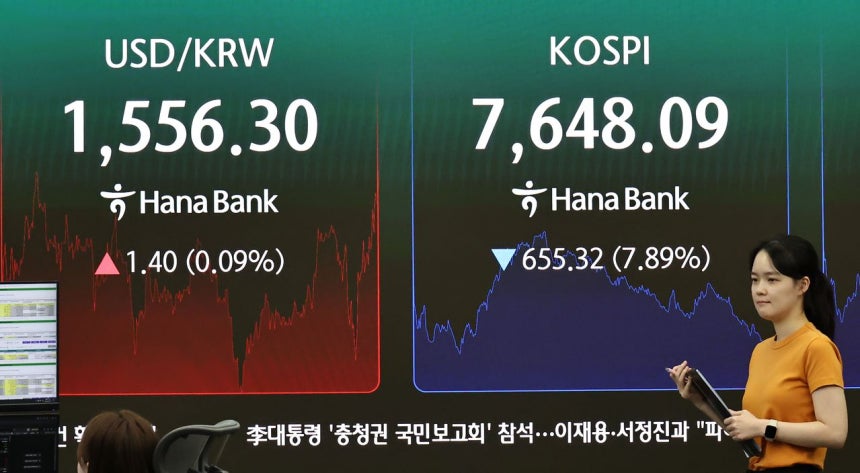2日、KOSPI（韓国総合株価指数KOSPI）は前日比7．89％安の7648．09で取引を終えた。同日午後、ソウル市内のハナ銀行ディーリングルームにウォン・ドル相場とKOSPI指数が表示されている。聯合ニュース