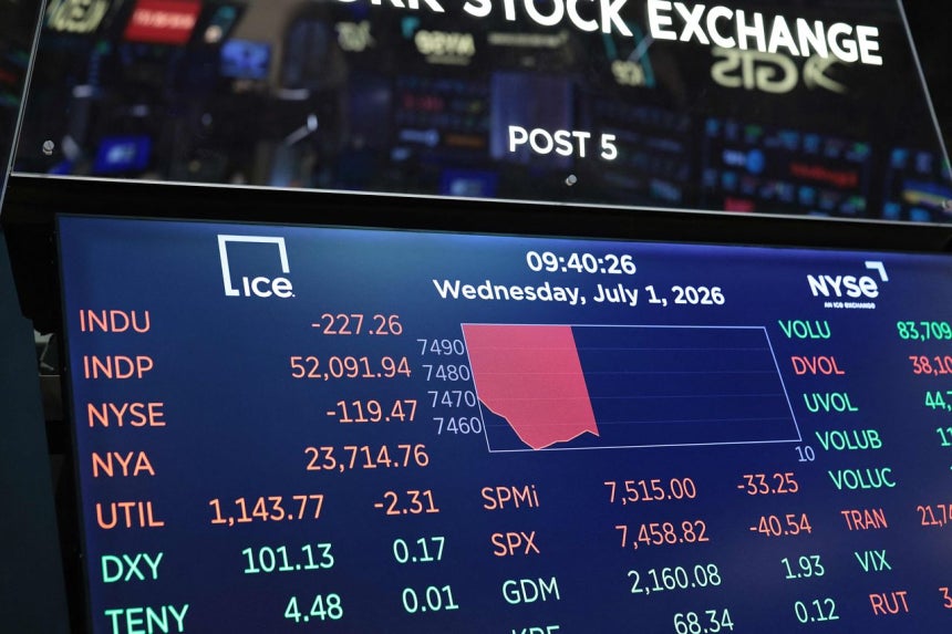 1日（現地時間）、米ニューヨーク証券取引所の電光掲示板に株価指数が表示されている。米国市場では今年に入り、信用取引融資やレバレッジ投資の拡大に対する懸念が高まっている。AFP＝聯合ニュース