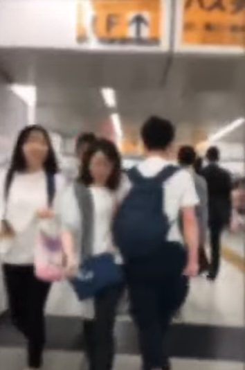 日本の地下鉄で女性の肩にわざとぶつかる男。［写真 YouTube　キャプチャー］