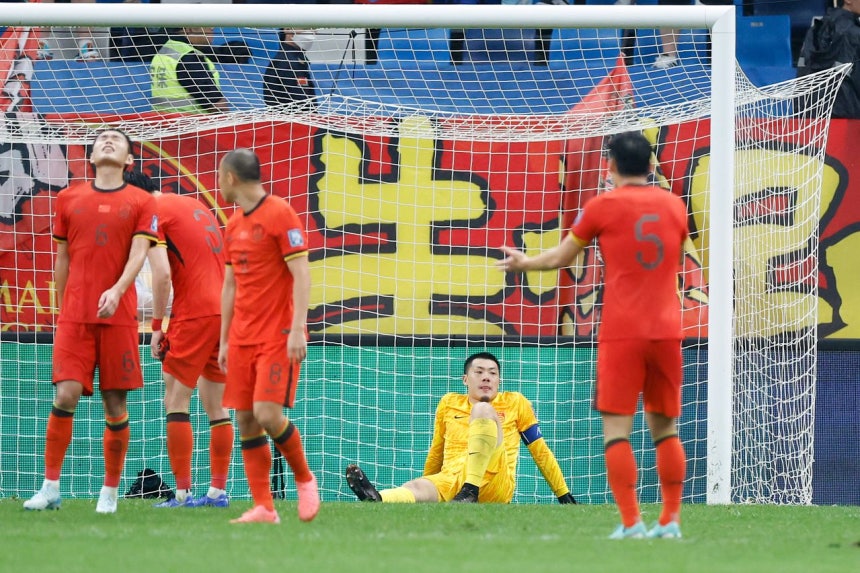 2024年9月、北中米W杯アジア地域予選でサウジアラビアに逆転負けした後、ぼう然とする中国代表選手 ［新華＝聯合ニュース］