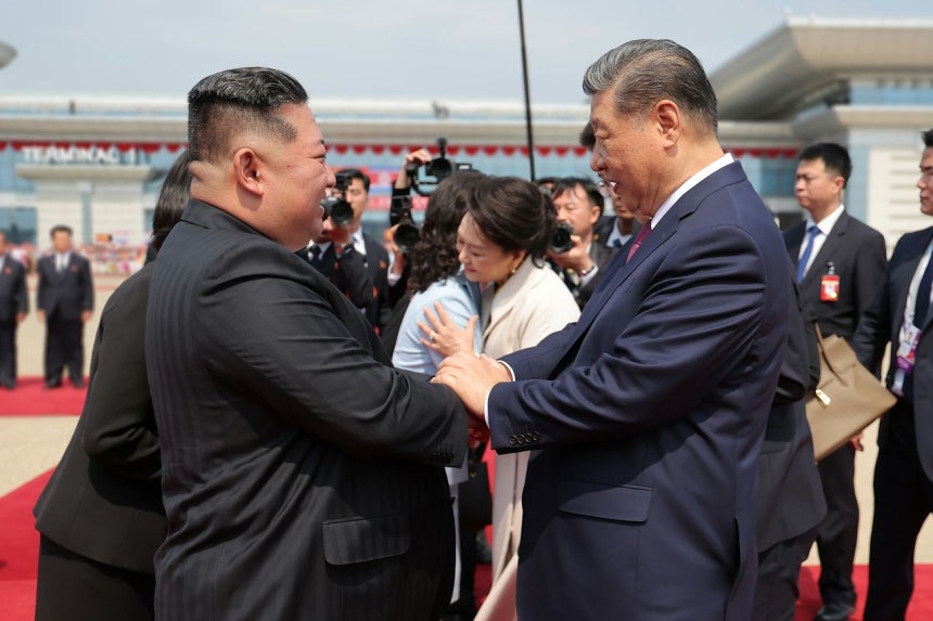 北朝鮮の金正恩国務委員長が先月9日に平壌の順安空港で中国の習近平国家主席を出迎えている。［写真 労働新聞＝ニュース1］