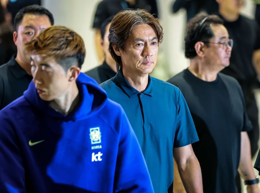 W杯決勝トーナメント進出失敗の責任を取り辞任した洪明甫監督が先月30日、仁川空港に帰国した。キム・ギョンロク記者