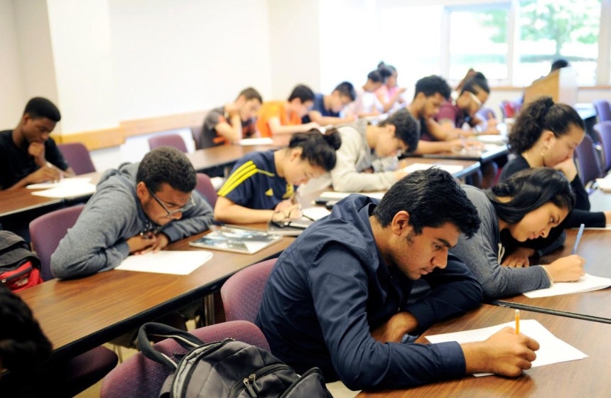 米国の大学で手書き試験が広がっている。手書き試験を受けるノースイースタン大学の学生たち。［写真 ノースイースタン大学］