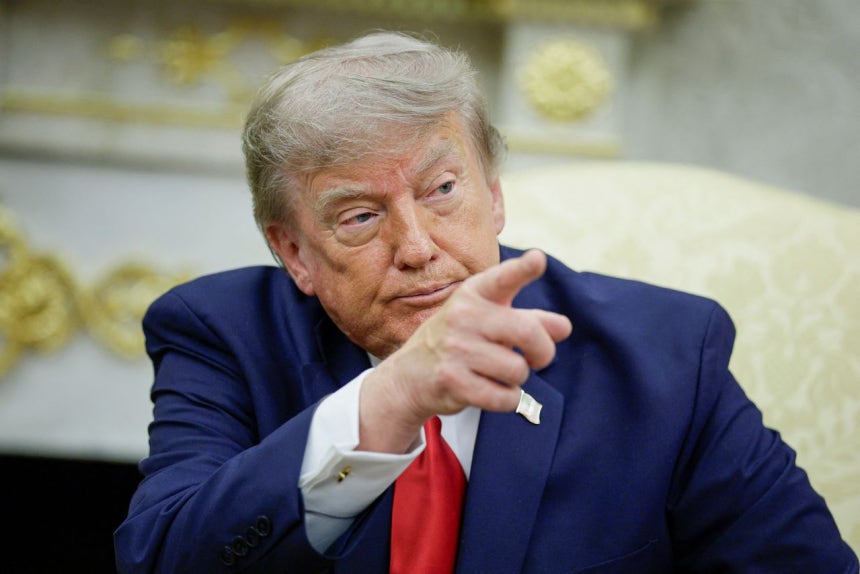 トランプ米大統領が14日（現地時間）、ホワイトハウスでイラクのアリ・アル＝ザイディ首相との会談中、取材陣に指差している。 ［ロイター＝聯合ニュース］