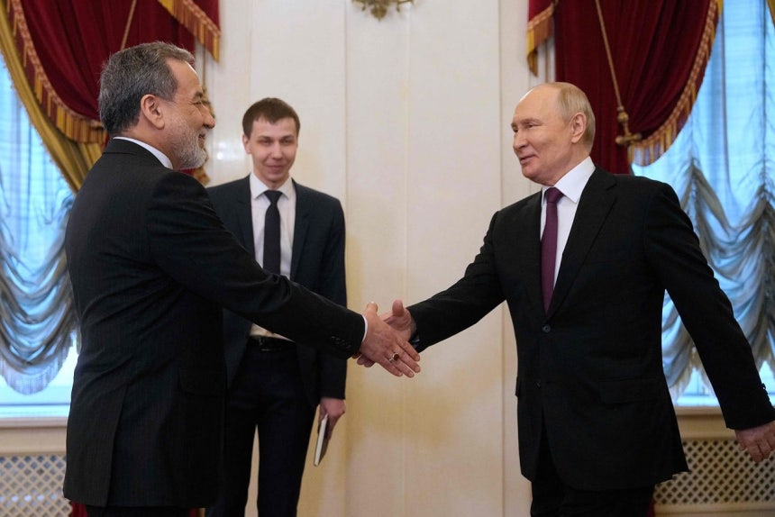 4月27日（現地時間）、ロシアのプーチン大統領（右）がサンクトペテルブルクのボリス・エリツィン大統領図書館で開かれた会談でイランのアラグチ外相と握手している。 ［AFP＝聯合ニュース］