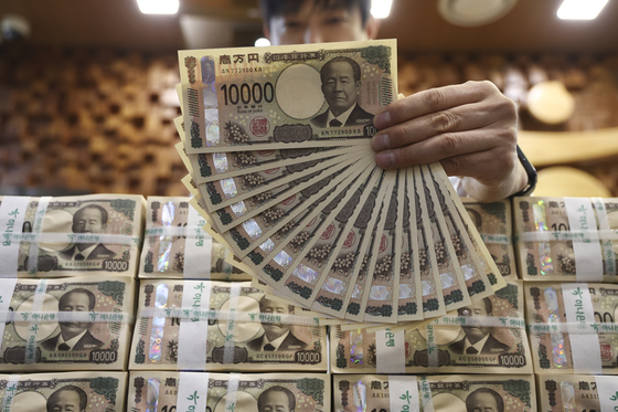 ソウル・ハナ銀行の偽造・変造対応センターで職員が円紙幣を手にしている。［聯合ニュース］