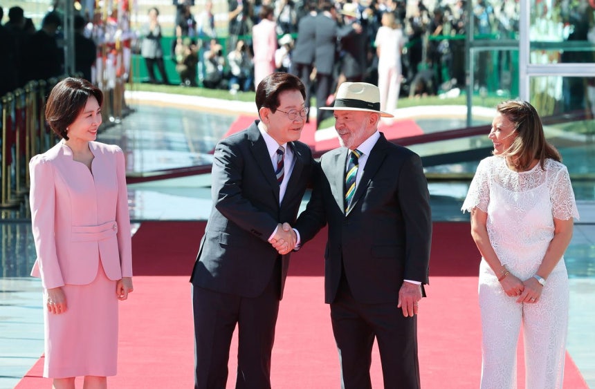 ブラジルを国賓訪問した韓国の李在明（イ・ジェミョン）大統領が27日（現地時間）、首都ブラジリアの大統領官邸で開かれた歓迎式典でルラ大統領とあいさつを交わしている。李大統領はルラ大統領との首脳会談後、サンパウロに移動し、韓国ーブラジル・ビジネスラウンドテーブルなどを主宰する予定だ。［ニュース1］