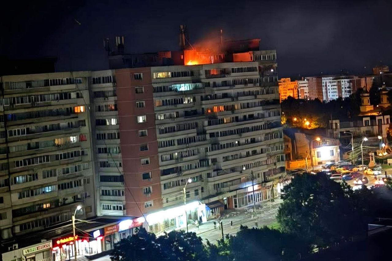   ロシアのドローンがルーマニアの集合住宅屋上に衝突し、火災が起きている様子。AP＝聯合ニュース