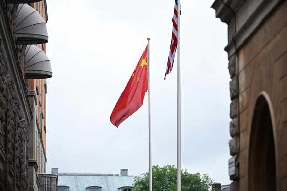  昨年7月29日、スウェーデンのストックホルム政府庁舎に米中両国の国旗が掲げられている。［写真 AFP＝聯合ニュース］