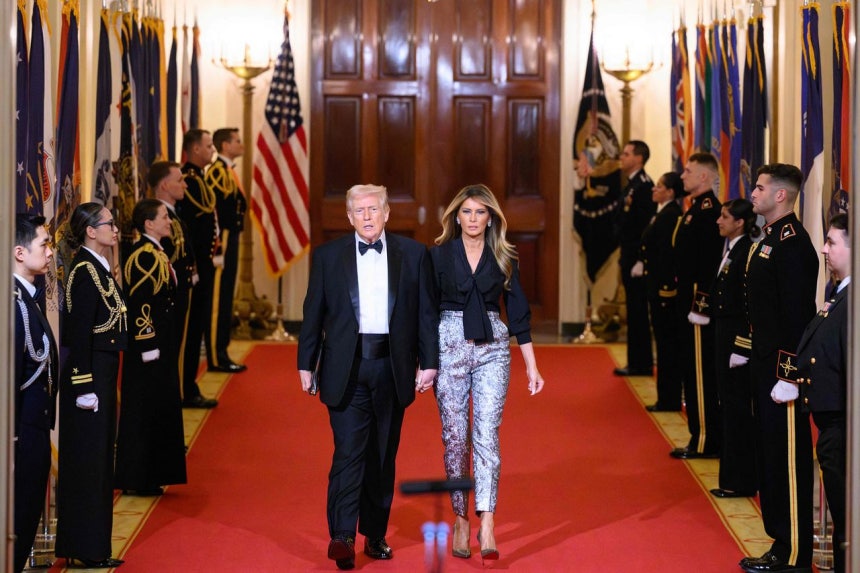 2月21日（現地時間）、ドナルド・トランプ米大統領（左）が夫人のメラニア氏とともに州知事らとの晩餐会に出席している。［AFP＝聯合ニュース］