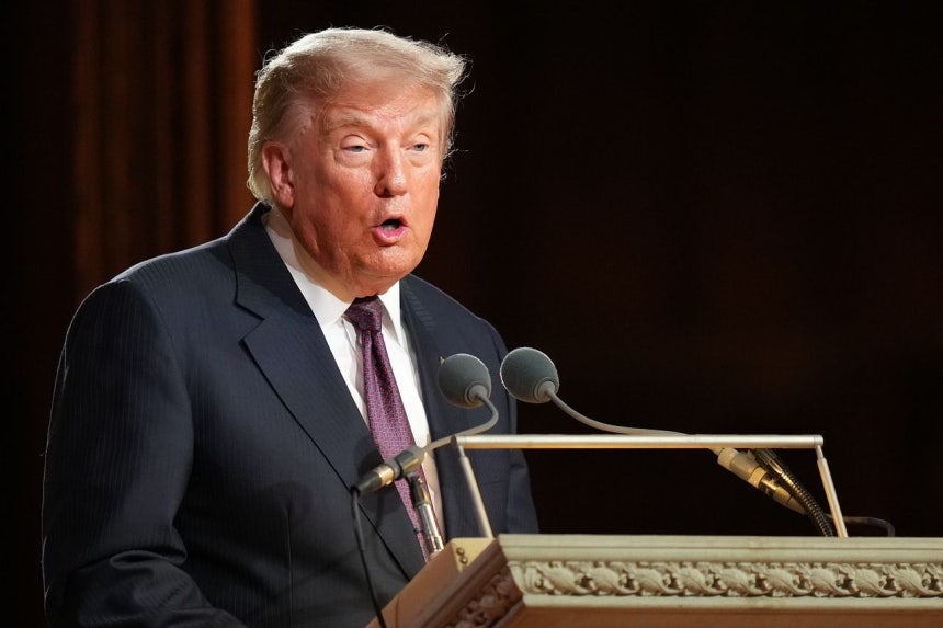 ドナルド・トランプ米国大統領が28日（現地時間）、ワシントンD．C．のワシントン国立大聖堂で開かれた故リンゼー・グラム（米議員）前上院議員の葬儀で追悼辞を朗読している。EPA＝聯合ニュース