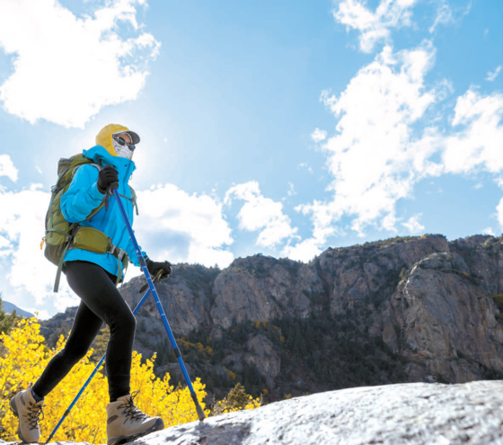 登山用ストックを使って登山をするイメージ。