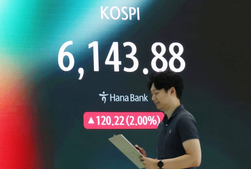 29日、ソウル中区のハナ銀行ディーリングルームの電光掲示板にKOSPI（総合株価指数）が表示されている。この日、KOSPIは前日終値比65．45ポイント（1．09％）上昇の6089．11で取引が始まった。［ニュース1］