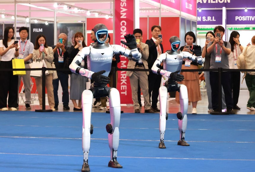 米国が中国製ヒューマノイド規制に出た。中国のヒューマノイドロボットメーカー、ユニツリーのロボットが踊って見せている。［写真 聯合ニュース］