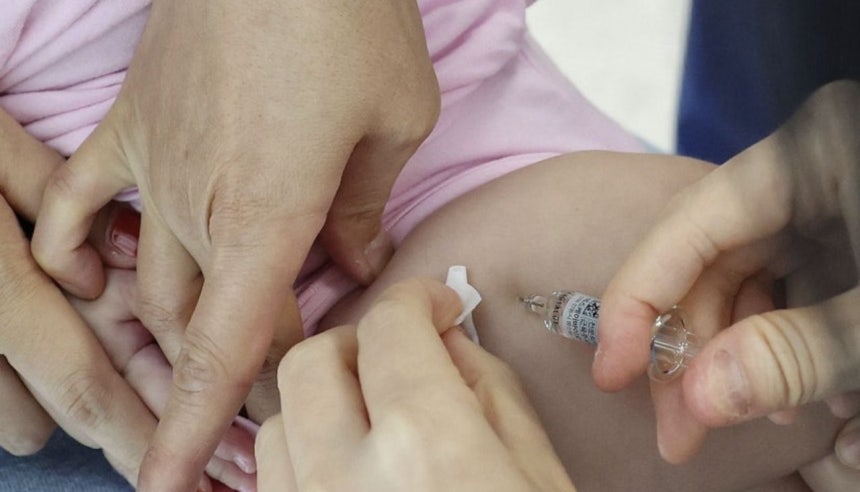  インフルエンザ予防接種を受けている子ども。［写真 聯合ニュース］