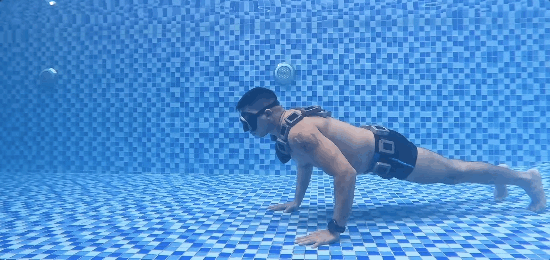   水中で息を止めて腕立て伏せの世界記録を樹立する男性。［動画 SNS］