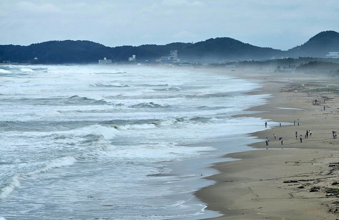 波が押し寄せる浜辺 ［聯合ニュース］
