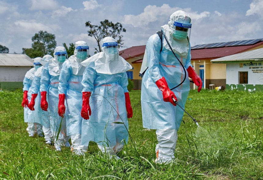 5月21日、コンゴ民主共和国の病院で国際赤十字関係者がエボラ出血熱の死亡者の遺体を収容するのに先立ち病院を消毒している。［写真 ロイター＝聯合ニュース］