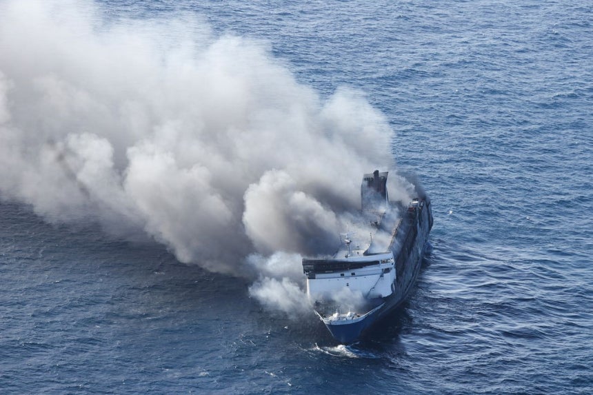 2日（現地時間）、インドネシア・東ジャワ州マドゥラ島沖で火災が発生した旅客船「ムティアラ・セントサ2」。EPA＝聯合ニュース