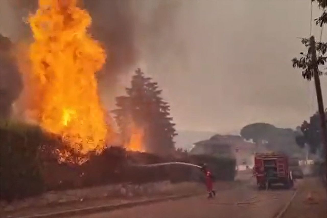 山火事の消火活動に当たるスペイン軍緊急対応部隊の隊員たち。［AFP＝聯合ニュース］