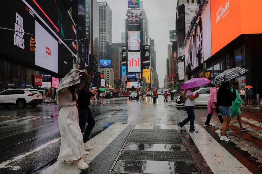 3日（現地時間）、米ニューヨーク・マンハッタンで、歩行者たちが雨を避けながら歩いている。［ロイター＝聯合ニュース］