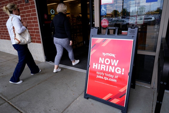  米イリノイ州の企業に張られた求人広告。［写真 AP＝聯合ニュース］