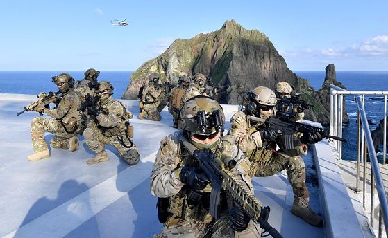 2019年8月25日、独島周辺海域で行われた東海領土守護訓練で、海軍特戦要員が独島で警戒している。［写真 韓国海軍＝聯合ニュース］