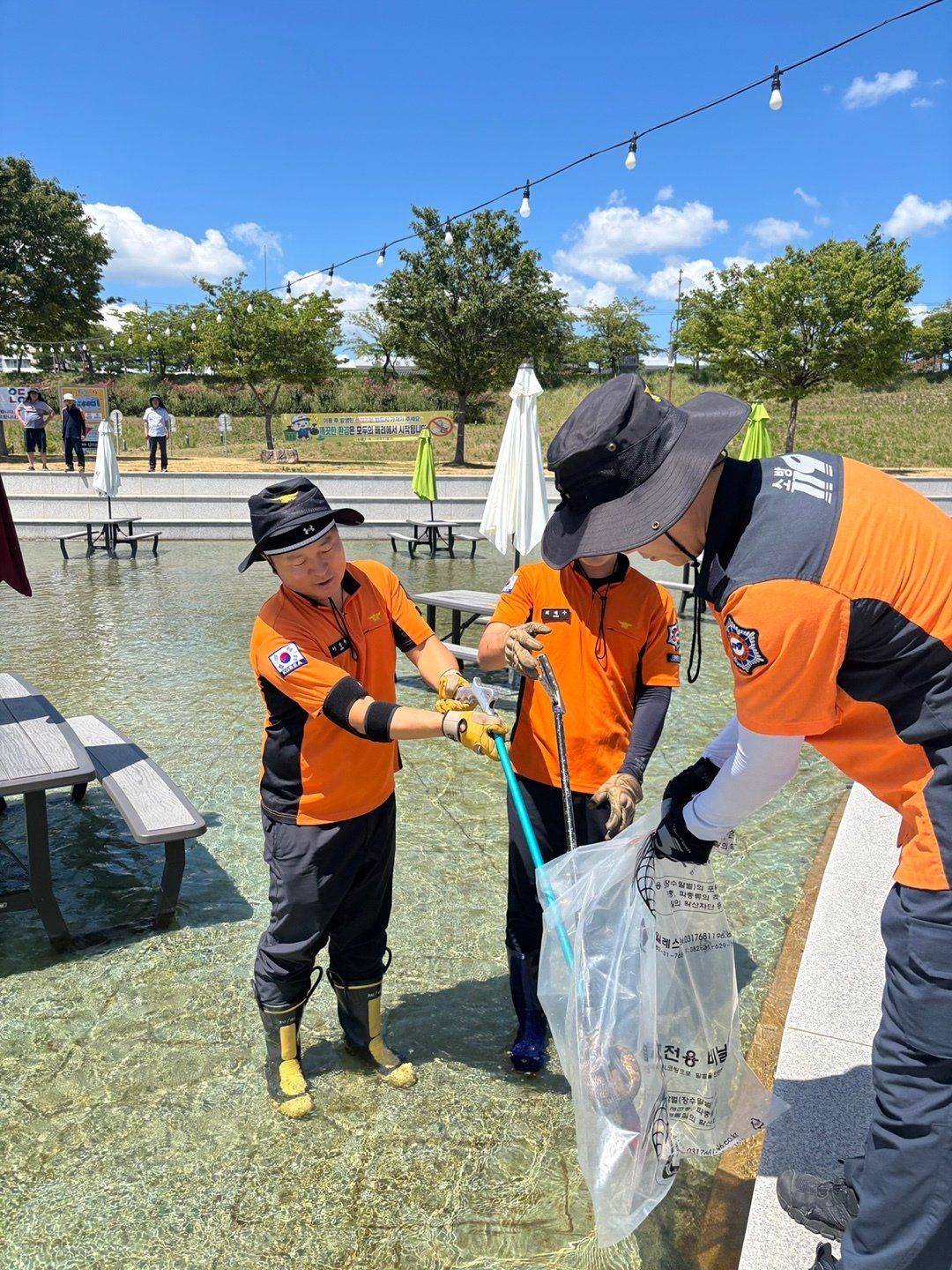 安東市（アンドンシ）の洛東江（ナクトンガン）沿いにあるシルゲチョン水路公園で、体長約1．5メートルのヘビが消防隊員に捕獲された。［安東消防署提供］
