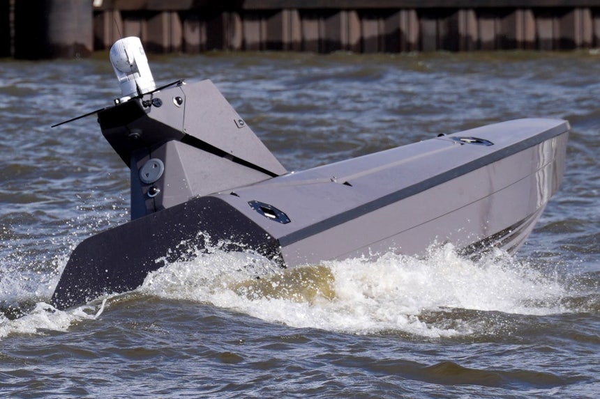 3月30日（現地時間）、ドイツのハンブルク港でクラーケン・テクノロジーズのK3スカウト無人水上艇（USV）が航行している。［AP＝聯合ニュース］