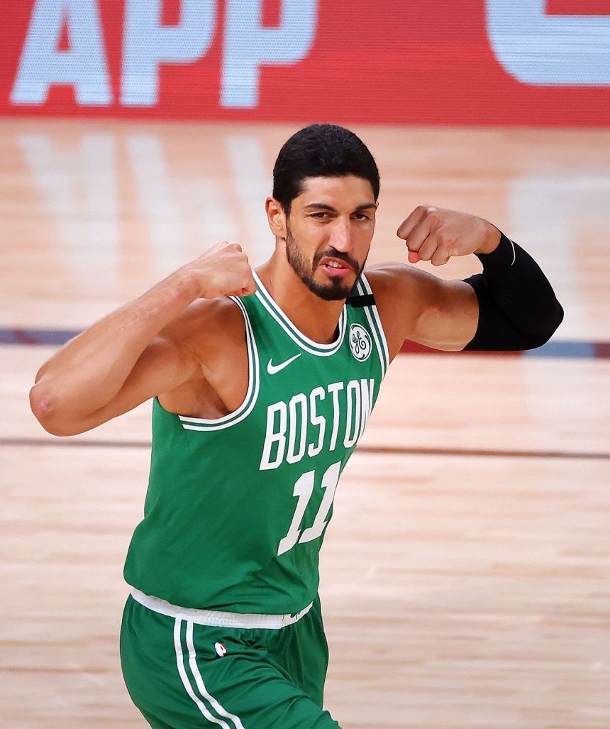 性別移行した選手をめぐるWNBAの制度上の抜け穴と偽善を指摘するため、WNBAドラフトへの参加申請書に署名したエネス・カンター・フリーダム。写真はボストン・セルティックス時代。［AFP＝聯合ニュース］