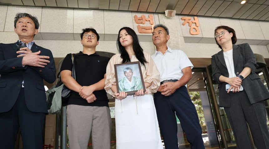日本製鉄の強制動員被害者、故ミン・ムンシクさんの家族と弁護士が12日、ソウル市瑞草区（ソチョグ）の大法院（最高裁）で開かれた日本製鉄強制動員損害賠償請求訴訟の上告審判決を終え、立場を明らかにしている。聯合ニュース