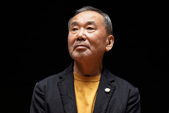 2021年、村上春樹ライブラリーで開かれた記者会見に出席した村上春樹氏。AP＝聯合ニュース