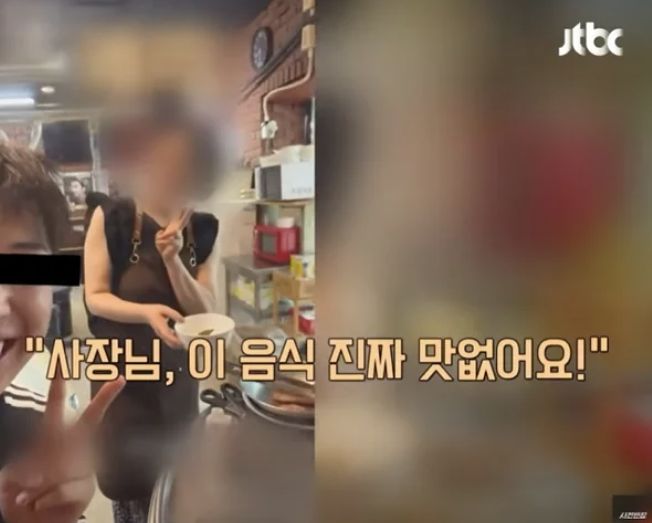 中国語で「店長さん、料理が本当にまずいです」と言いながら、おいしく食べたふりをして店主と笑顔であいさつする中国人観光客。［JTBC『事件班長』］