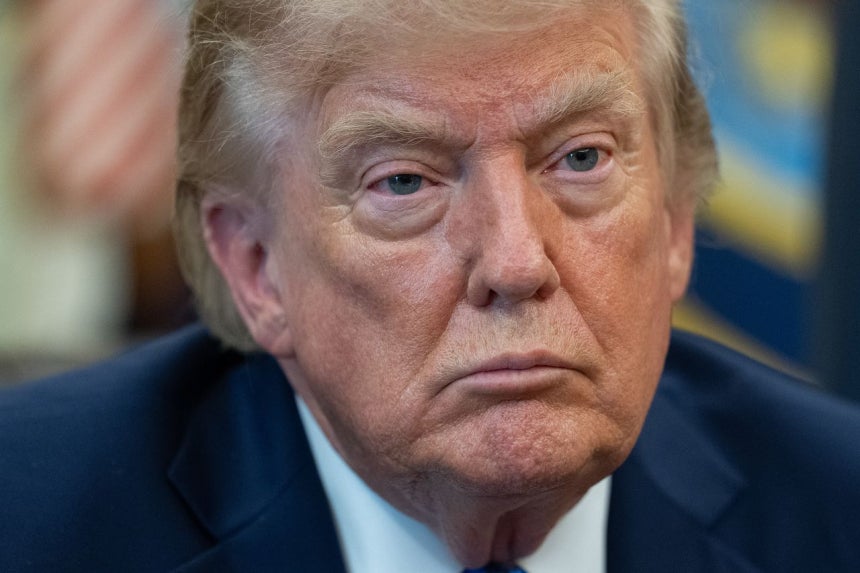 トランプ米大統領が6日（現地時間）、ホワイトハウスで、いわゆる「出産観光」根絶のための行政命令に署名した後、記者らと対話している．［EPA＝聯合ニュース］